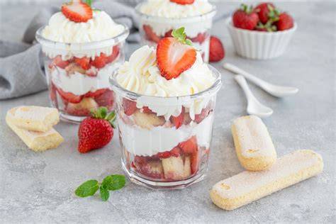 Glas mit Erdbeer-Tiramisu, geschichtete Löffelbiskuits und Mascarpone