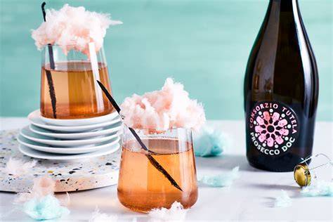 Glas mit Goldglitzer-Rand und Zuckerwatte obenauf