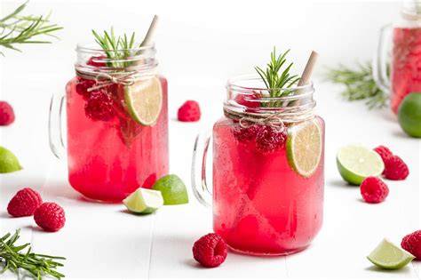 Glas mit Himbeer-Rosmarin-Limonade und Rosmarinzweig