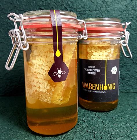 Glas mit Honig-Walnüssen und Etikett