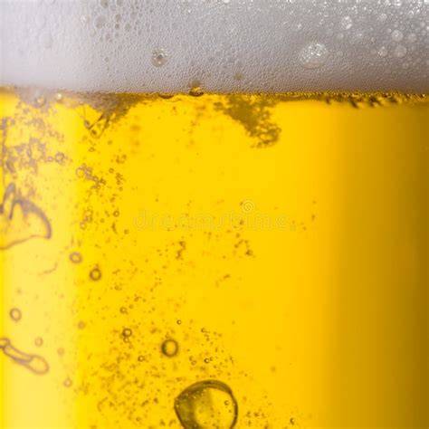 Glas mit Honigmalzbier, Farbton und Schaum
