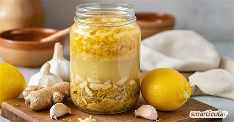 Glas mit Ingwer-Knoblauch-Zitrone-Honig-Trunk