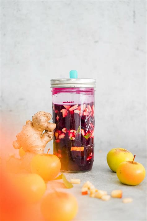 Glas mit Ingwer-Kurkuma-Honig-Ferment und Bläschen