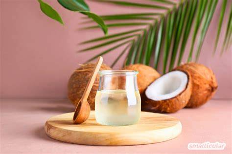 Glas mit Kokosöl bei Raumtemperatur (fest und flüssig)