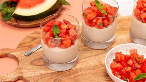 Glas mit Kokos-Panna-Cotta und Wassermelone