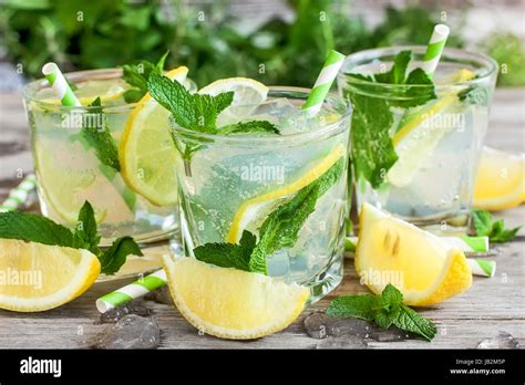 Glas mit Kräuterlimonade, Zitronenscheibe und Minze