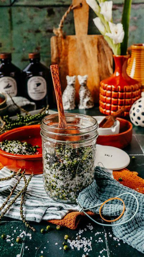 Glas mit Kurkuma-Honig-Paste und frischer Pfeffer