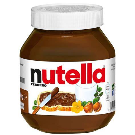 Glas mit Lebkuchenlikör neben Nutella-Glas und Gewürzen