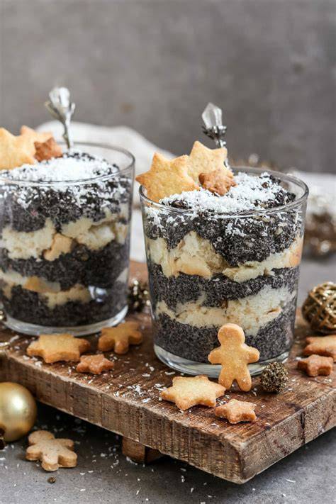 Glas mit Makówki: geschichtete Mohn-Masse und Hefebrötchen