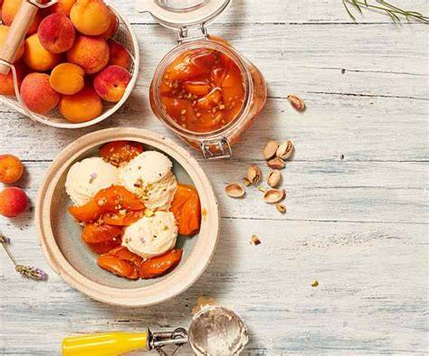 Glas mit Marillenkompott, Mascarpone‑Topfencreme und karamellisierter Zuckerkruste