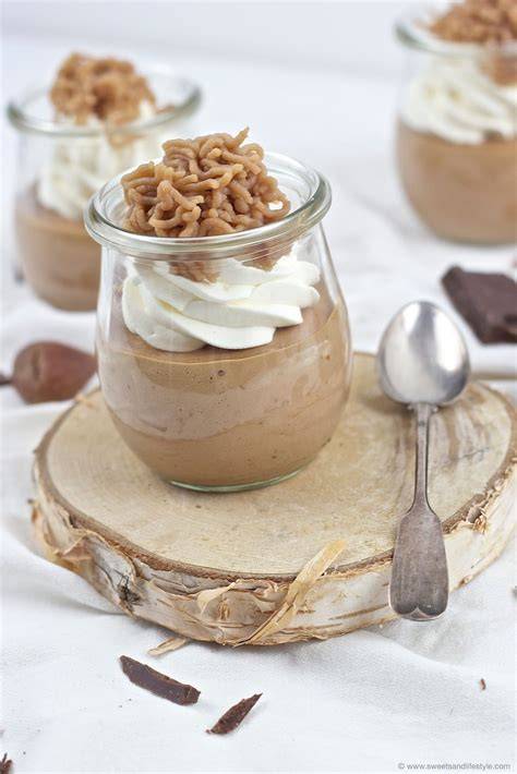 Glas mit Maroni Mousse geschichtet und dekoriert mit Schokospänen