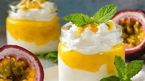 Glas mit Mascarpone-Sahne-Creme, Maracuja-Topping und Keksbröseln
