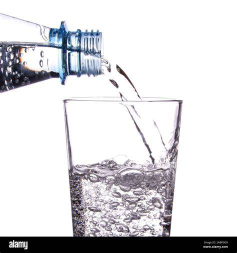 Glas mit Mineralwasser und Melissensirup