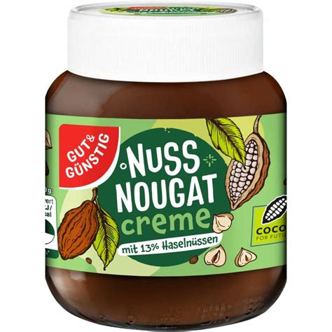 Glas mit Nuss-Nougat-Creme und Haselnüssen