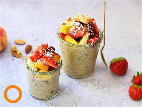 Glas mit Overnight Oats und frischem Obst