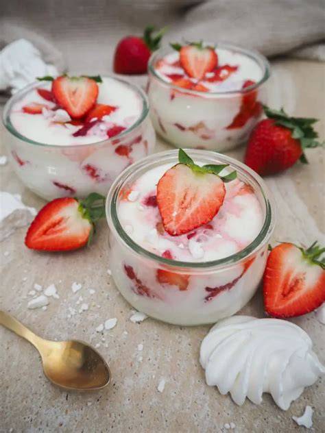 Glas mit Quark-Dessert, Drachenfruchtkugeln und Bananenscheiben
