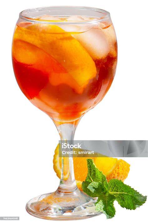 Glas mit Sanbitter, Eis und Orangenscheibe