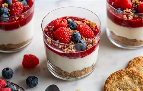 Glas mit Schicht-Granola, Joghurt und Beeren zum Mitnehmen