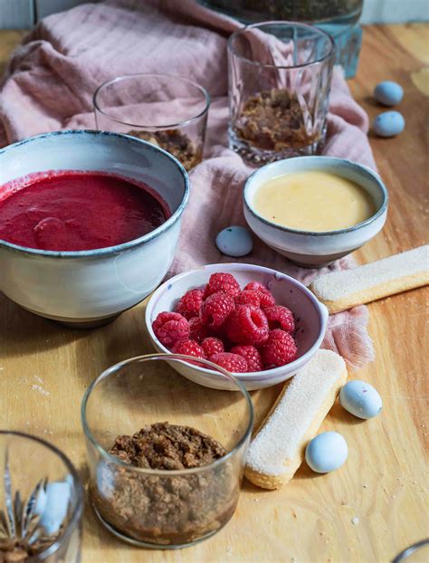 Glas mit Schichtung aus Löffelbiskuits, Quarkcreme und Kakaopulver