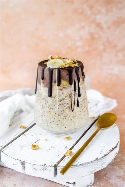 Glas mit Schoko-Bananen Overnight Oats als Meal Prep Frühstück