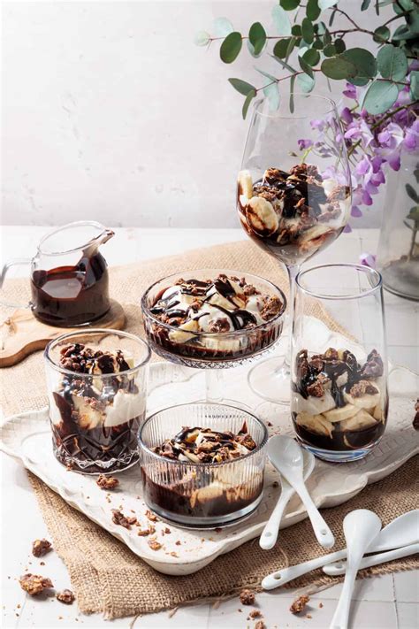 Glas mit Schoko-Bananen-Grießbrei und Bananenscheiben