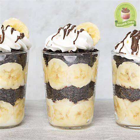 Glas mit Schoko-Bananen-Milchshake und Bananenscheiben