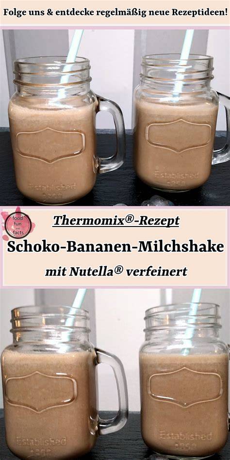 Glas mit Schoko-Bananen-Milchshake und Topping