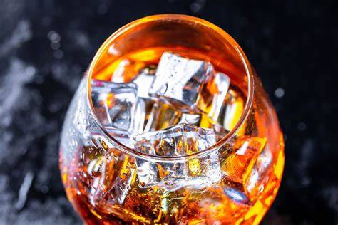 Glas mit Schoko-Haselnuss-Likör und Eiswürfeln