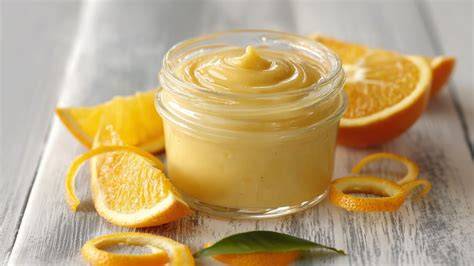 Glas mit Schoko-Orangen Aufstrich auf Frühstückstisch