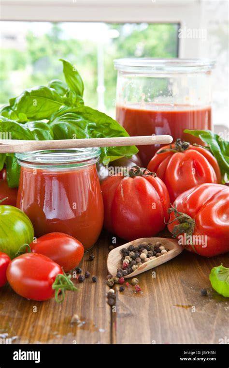 Glas mit Tomatensauce und frischen Tomaten