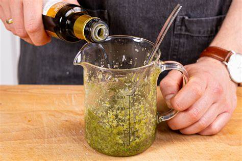 Glas mit Trüffel-Pesto auf Tisch