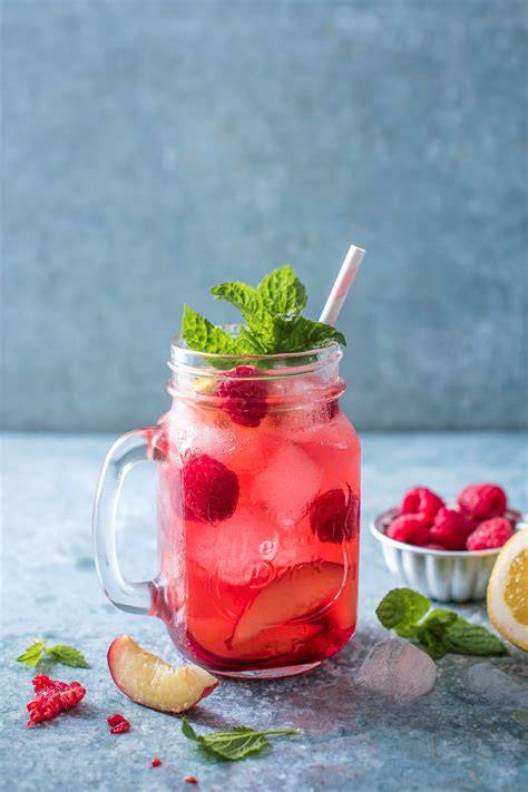 Glas mit Wildberry-Eistee und Minze