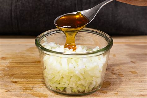 Glas mit Zwiebelsaft und Honig
