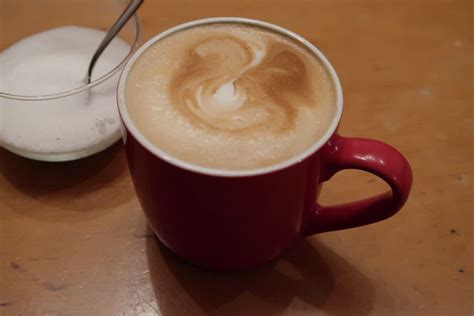 Glas mit aufgeschäumter Milch, Espresso und Lebkuchen-Gewürzen