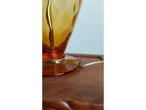 Glas mit bernsteinfarbenem Ahornhonig