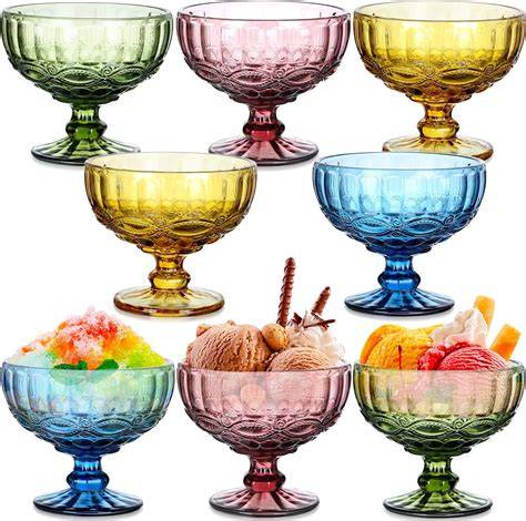Glas mit buntem Gelato-Eis in italienischem Stil