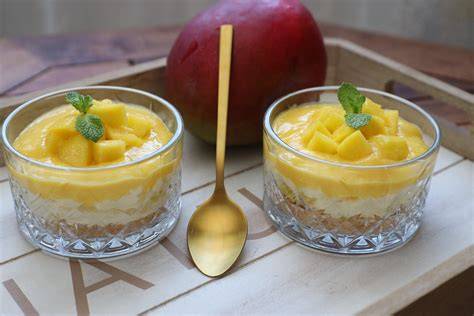 Glas mit cremigem Chia-Kokos-Pudding und Mangopüree und Kokosraspeln
