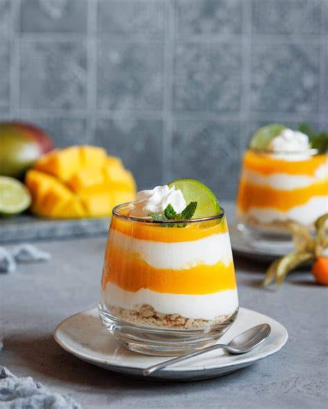 Glas mit cremigem Mango-Joghurt, geschichtet