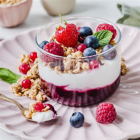 Glas mit cremigem Schoko-Dessert, garniert mit Beeren und Minze