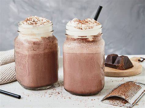 Glas mit cremigem Schoko-Milchshake