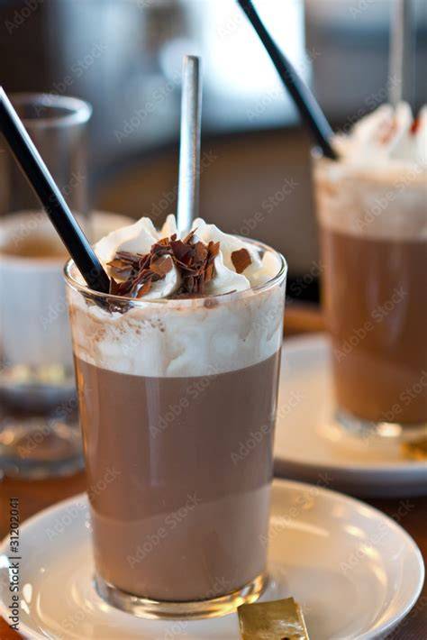 Glas mit eiskaltem Kakao auf Crushed Ice