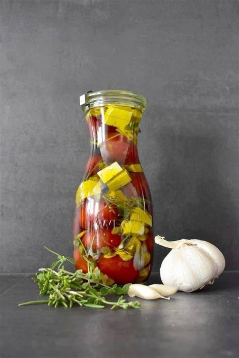 Glas mit fermentierten Honig-Cherrytomaten und Kräutern