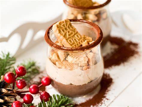 Glas mit fertig gerührtem Instantpudding im Kühlschrank