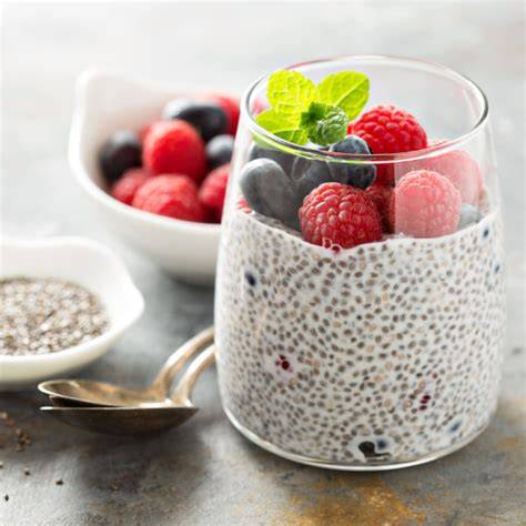 Glas mit fertigem Chia Pudding, Beeren & Nüssen
