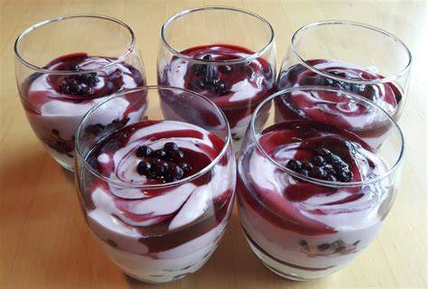Glas mit geschichtetem Heidelbeer-Mascarpone-Dessert