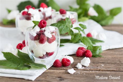 Glas mit geschichtetem Himbeer-Quark-Dessert