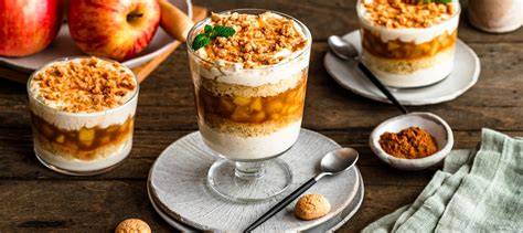 Glas mit geschichtetem Kaki-Dessert und Granola