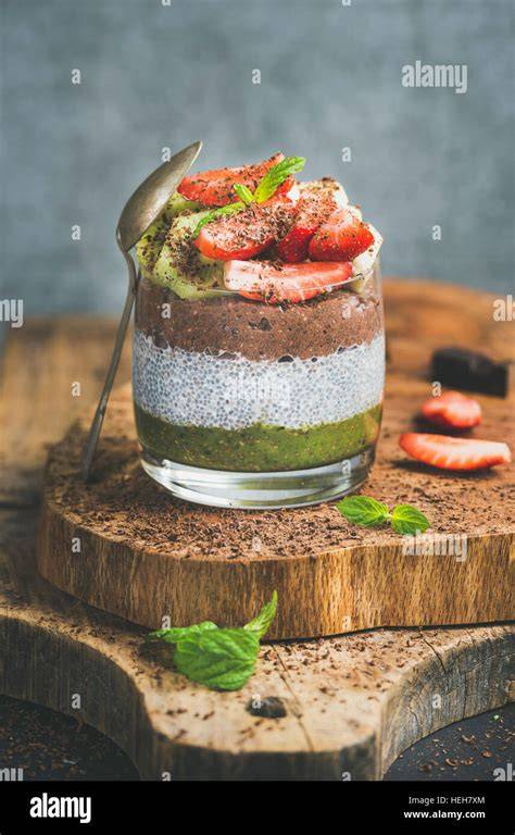 Glas mit geschichtetem Matcha-Chia- und Schokoladenpudding