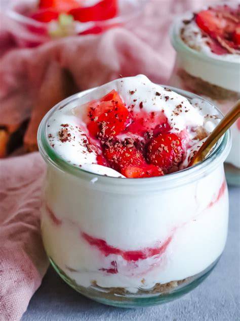 Glas mit geschichteten Zutaten: Pudding, Früchte, Biskuit