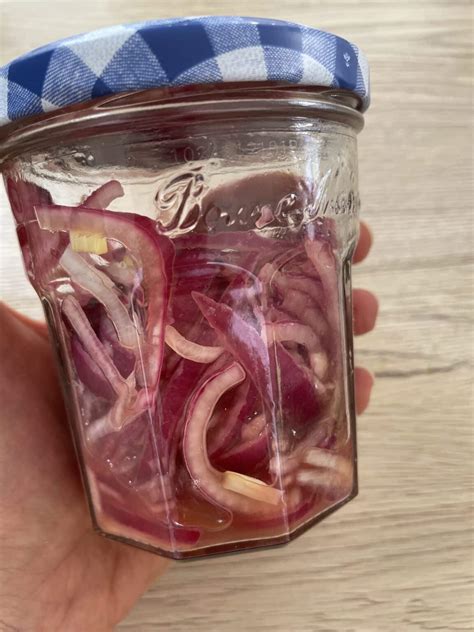 Glas mit geschichteten Zwiebeln und Xylit